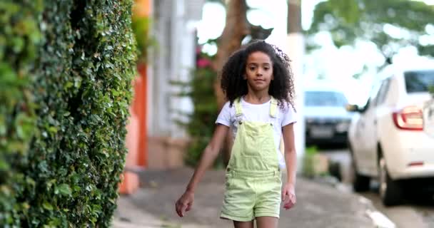 Смешанные Расы Маленькая Девочка Ходьба Otuside Городскому Тротуару — стоковое видео