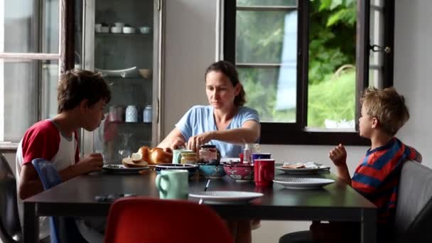 Madre Hijos Mesa Del Desayuno Por Mañana — Vídeos de Stock