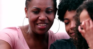 Irklar arası aile, siyah anne karışık ırk çocukları.