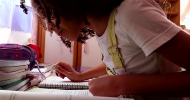 Karantina sırasında evde okuyan bir çocuk