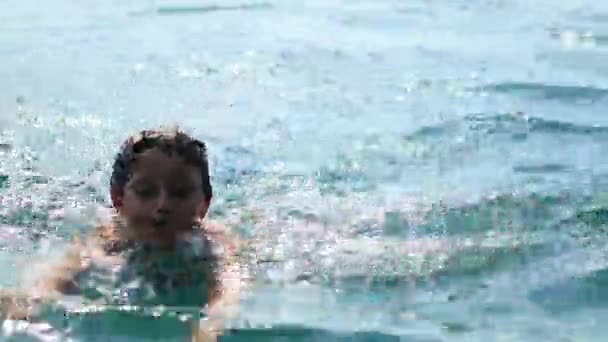 Ребенок Плавает Озере Мальчик Выходит Воды — стоковое видео