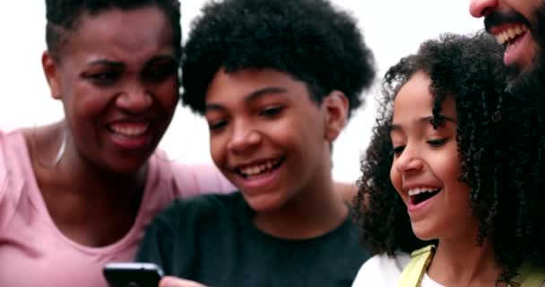 Szczęśliwa Rodzina Śmieje Się Razem Patrząc Komórkę Domu — Wideo stockowe