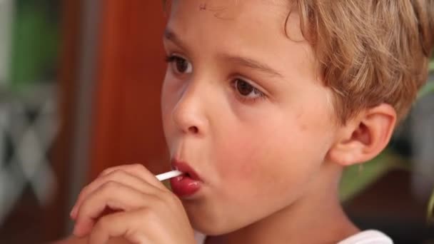 Thoughtful Toddler Boy Lolipop Mouth — Vídeo de Stock