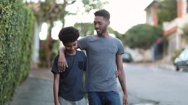Two Brothers Walking Together City Sidewalk Older Younger Brothers Hanging — Vídeos de Stock