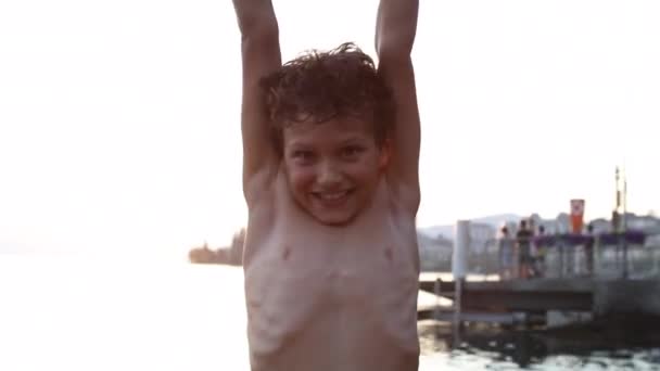 Criança Feliz Celebrando Sucesso Miúdo Saltar Para Cima Para Baixo — Vídeo de Stock