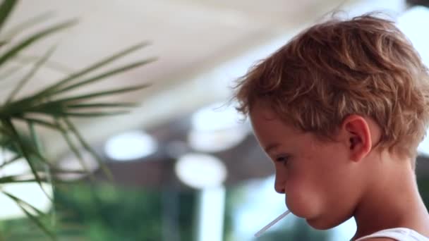 Батько Дитина Єднуються Молодий Хлопчик Торкається Татового Носа Батьківський Дитячий — стокове відео