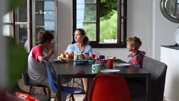 Μητέρα Και Παιδιά Στο Πρωινό Τραπέζι Πρωί — Αρχείο Βίντεο