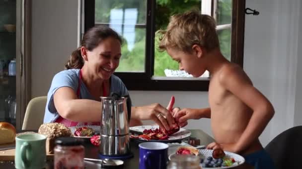 Rodzina Przy Stole Śniadaniowym Mama Mały Chłopiec Razem Rano — Wideo stockowe