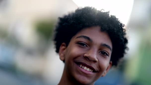 Подросток Смешанной Расы Улыбается Камеру Этнически Разнородный Подросток — стоковое видео