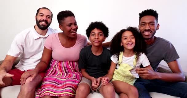Gemischte Rasse Familie Spricht Video Fernkommunikation Paar Und Kinder — Stockvideo