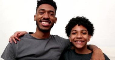 İki kardeş arasında gülen ve gülümseyen bir ilişki. Büyük ve küçük kardeşler kaynaşıyor.