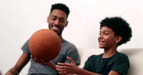 Idősebb Testvér Megtanítja Öccsét Ujjal Pengetni Kosárlabdát Két Testvér Barátkozik — Stock videók