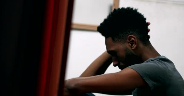 Розчарований Чорний Чоловік Відчуває Тривогу Зажерлива Африканська Людина Депресії — стокове відео