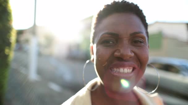 Чорна Жінка Через Років Посміхається Надворі Африканка Коротким Волоссям — стокове відео