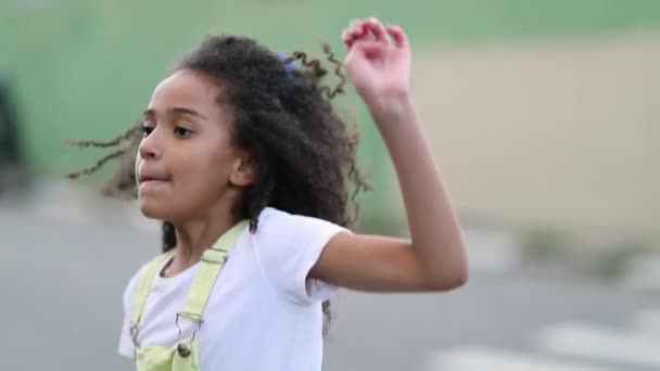 Счастливая Возбужденная Девочка Ребенок Прыгать Вверх Вниз Трясти Афро Волосы — стоковое видео