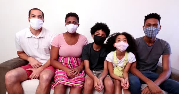 Parents Children Wearing Covid Face Mask Together — Αρχείο Βίντεο