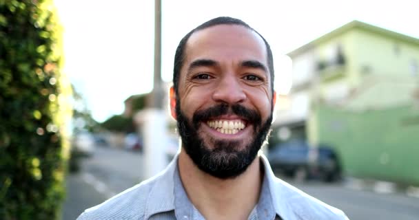 Счастливый Латиноамериканец Улыбающийся Камеру Городской Улице — стоковое видео