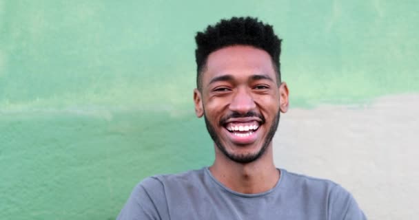 Счастливый Молодой Черный Мужчина Смеется Улыбается Африканская Национальность Реальная Жизнь — стоковое видео