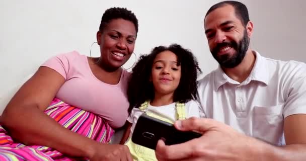 Interracial Couple Mixed Race Daughter Posing Photo Cellphone — Αρχείο Βίντεο