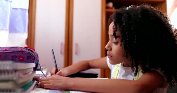 Sokszínű Kislány Aki Otthon Tanul Fekete Etnikai Gyermek Házi Feladatot — Stock videók