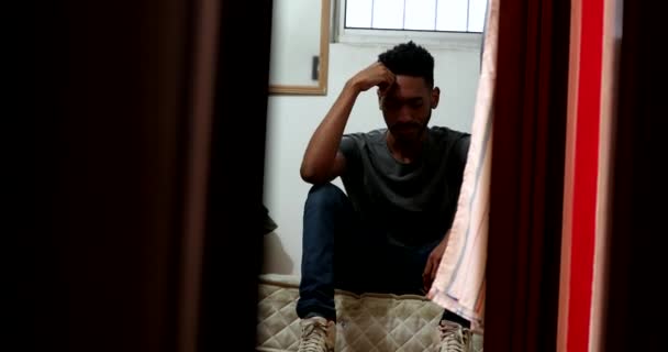 Чёрный Бедами Чувствует Себя Несчастным Одиноким Отчаянный Африканский Человек — стоковое видео