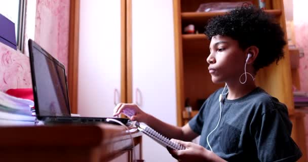 Niño Adolescente Estudiando Casa Frente Computadora Portátil Carrera Mixta Niño — Vídeos de Stock