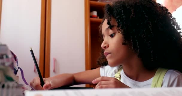 Chica Raza Mixta Escribiendo Notas Haciendo Deberes Casa Niña Concentrada — Vídeos de Stock