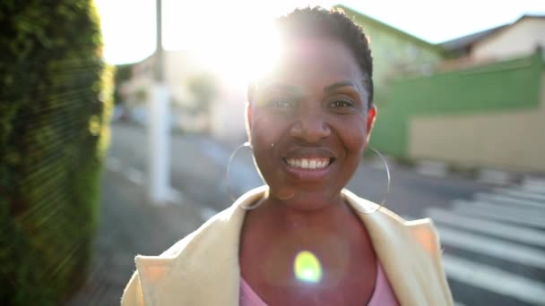 African Woman Smiling Camera Street Mix Race Lady Short Hair — Vídeo de Stock