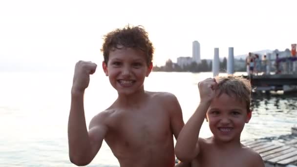 Двоє Маленьких Хлопчиків Відзначають Успіх Кулаком Святкування Щасливих Дітей — стокове відео