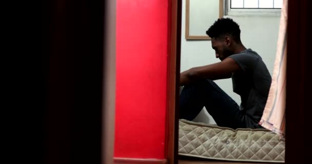 Frustrierter Schwarzer Mann Der Angst Verspürt Ängstliche Afrikanische Person Depressionen — Stockvideo