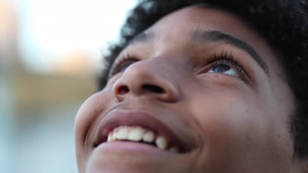 Happy Child Smiling Looking Sky — Αρχείο Βίντεο