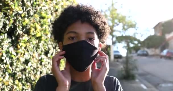 Glücklicher Kleiner Junge Entfernt Covid Gesichtsmaske Draußen Der Straße Bürgersteig — Stockvideo