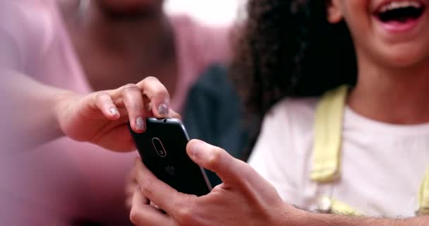 Щасливі Сімейні Руки Тримають Мобільний Телефон Батьки Діти Використовують Мобільний — стокове відео