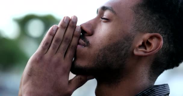 Joven Espiritual Negro Africano Orando Dios Persona Mirando Cielo Con — Vídeos de Stock