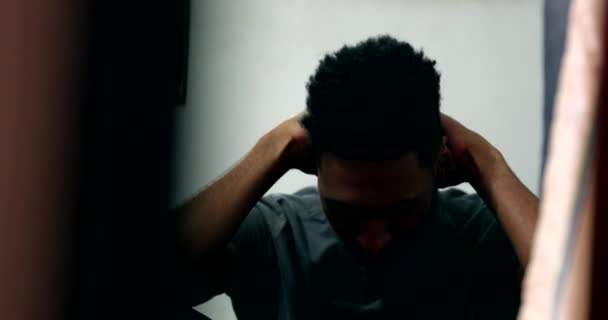 Неспокійний Чорний Чоловік Почувається Нещасним Самотнім Розчарована Африканська Людина — стокове відео