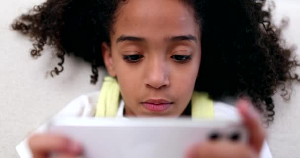 Дівчинка Тримає Смартфон Змішана Раса Чорна Дитина Дивиться Вміст Телефону — стокове відео