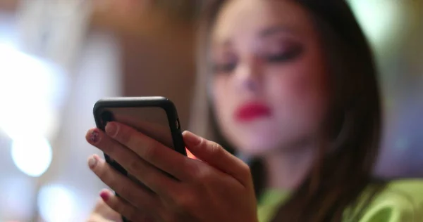 Chica Bonita Usando Dispositivo Teléfono Inteligente Por Noche Mujer Joven —  Fotos de Stock