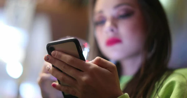Chica Bonita Usando Dispositivo Teléfono Inteligente Por Noche Mujer Joven — Foto de Stock