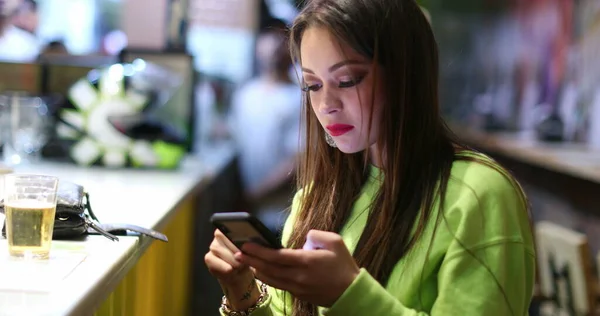 Chica Bonita Usando Dispositivo Teléfono Celular Configuración Barra — Foto de Stock