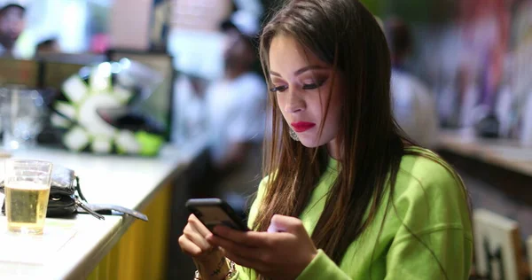 Chica Bonita Usando Dispositivo Teléfono Celular Configuración Barra — Foto de Stock
