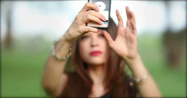 Menina Bonita Tirando Selfie Fora Parque — Fotografia de Stock