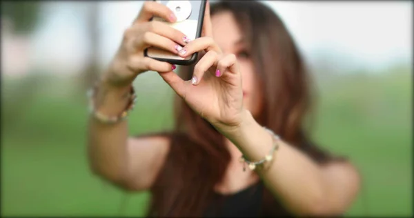 Menina Bonita Tirando Selfie Fora Parque — Fotografia de Stock