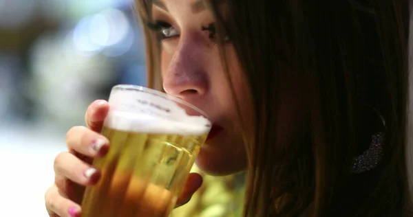 Linda Chica Tomando Sorbo Cerveza — Foto de Stock