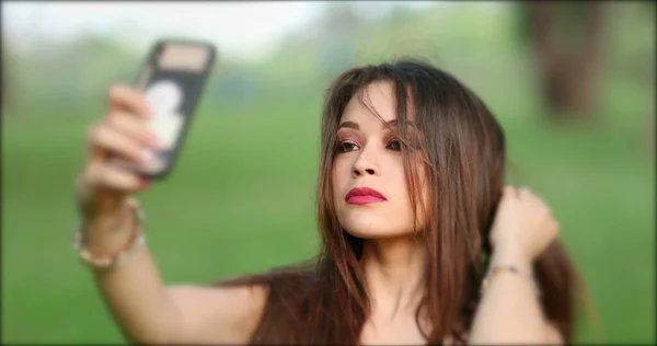 Güzel Genç Bir Kadın Akıllı Telefon Cihazıyla Selfie Çekiyor Saçlarını — Stok fotoğraf