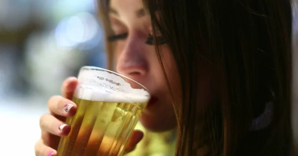 Jolie Fille Prenant Une Gorgée Bière — Photo