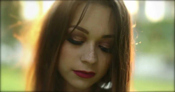 レンズフレアでカメラにポーズをとるかなり若い女性 Pensive Girl Her 20S Face Daydreaming — ストック写真