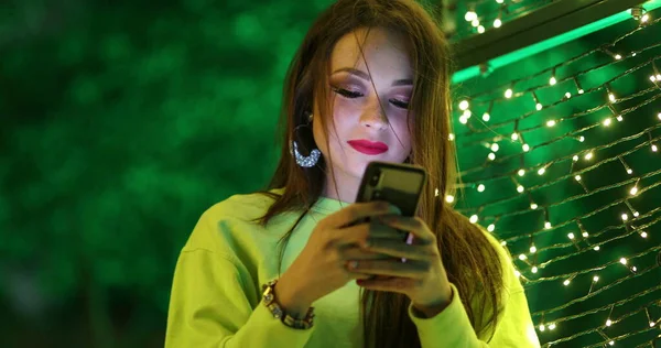 Pretty Millennial Girl Using Smartphone Night Young Woman Her 20S — Stock Photo, Image