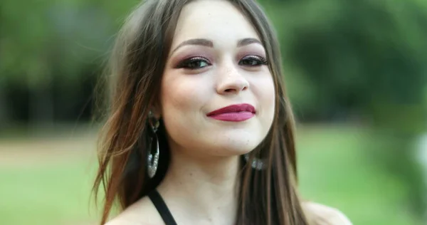 Jovem Hispânico Latina Rosto Sorrindo Para Câmera Retrato — Fotografia de Stock
