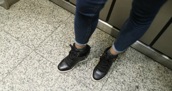 Pernas Mulher Sair Elevador Fechar Perna Pessoa Que Sai Transporte — Fotografia de Stock