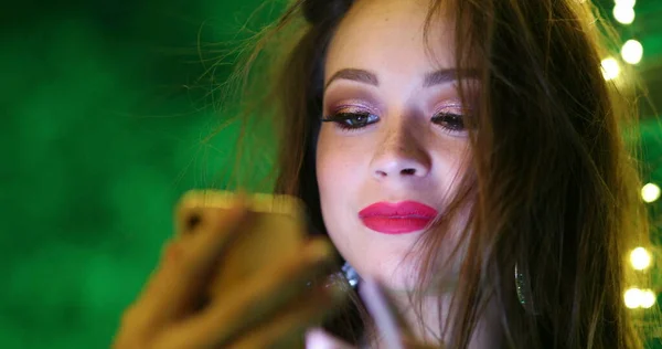 Geceleri Akıllı Telefon Kullanan Ekranlara Dokunan Mesajlaşan Güzel Spanyol Kız — Stok fotoğraf